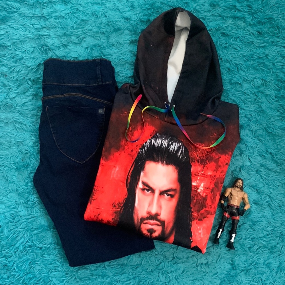 🖤✔️Roman Reigns Mens large hoodie.  Size large.